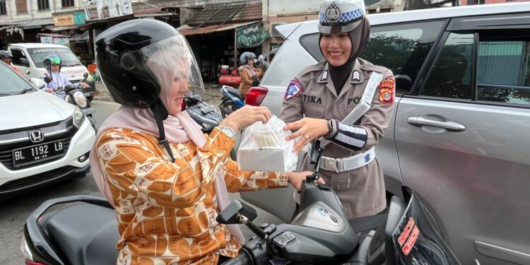 Personel Ditlantas Polda Aceh membagikan takjil kepada para pengendara yang melintas di sejumlah titik di Kota Banda Aceh Senin 10 Maret 2025 KETIKKABARcom Personel Ditlantas Polda Aceh membagikan takjil kepada para pengendara yang melintas di sejumlah titik di Kota Banda Aceh Senin 10 Maret 2025