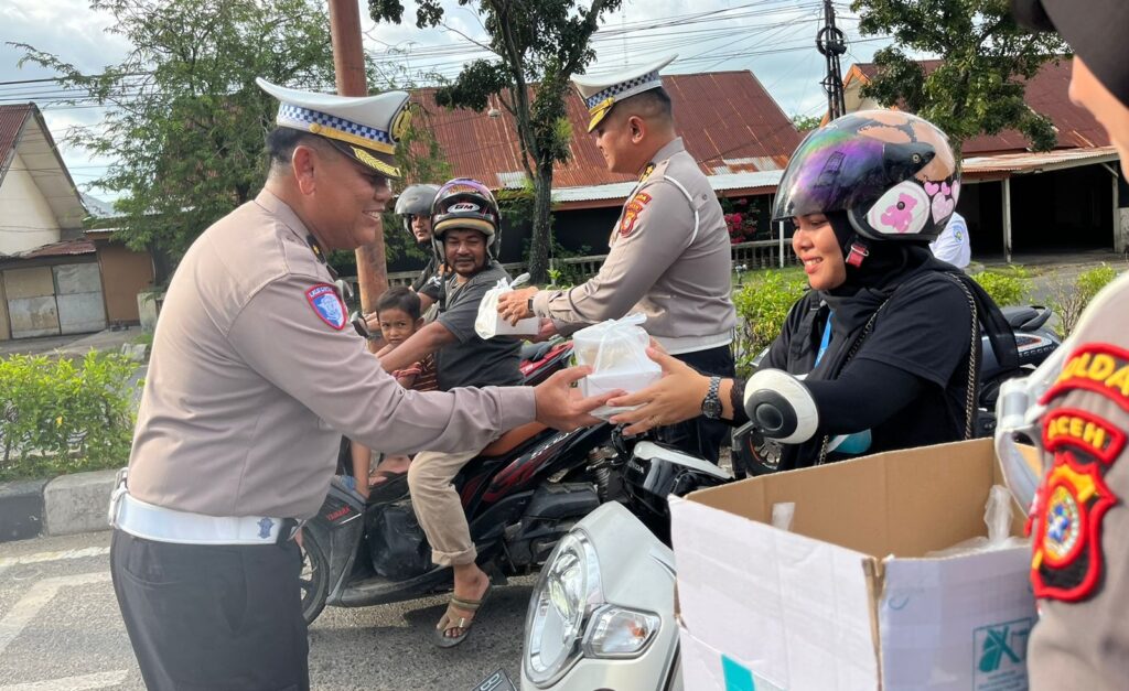 Ditlantas Polda Aceh membagikan takjil kepada para pengendara yang melintas di sejumlah titik di Kota Banda Aceh Senin 10 Maret 2025 KETIKKABARcom Personel Ditlantas Polda Aceh membagikan takjil kepada para pengendara yang melintas di sejumlah titik di Kota Banda Aceh Senin 10 Maret 2025