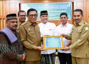 Plt Sekda Aceh, Drs. Alhudri, M.M, mewakili Gubernur Aceh, melaksanakan pelepasan Tim Safari Ramadan Pemerintah Aceh ke Kabupaten/Kota se Aceh, di Gedung Serbaguna Kantor Gubernur, Senin, 10/3/2025.