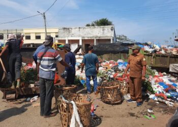 Pembersihan titik sampah di Pasar Induk Lambaro Aceh Besar pada awal awal bulan Ramadhan 1446 H, Selasa (4/3/2025). FOTO/MC ACEH BESAR