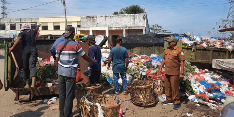 Pembersihan titik sampah di Pasar Induk Lambaro Aceh Besar pada awal awal bulan Ramadhan 1446 H Selasa 432025 FOTOMC ACEH BESAR KETIKKABARcom Pembersihan titik sampah di Pasar Induk Lambaro Aceh Besar pada awal awal bulan Ramadhan 1446 H Selasa 432025 FOTOMC ACEH BESAR
