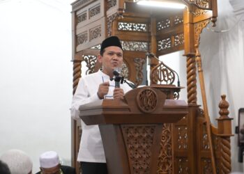 Wakil Gubernur Aceh, H. Fadhlullah, SE., memimpin safari Ramadan pemerintah Aceh di Masjid Jamik Gampong Lancang Garam, Kota Lhokseumawe, Kamis, 13 Maret 2025.
