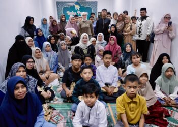 Ketua TP -PKK Aceh Marlina Muzakir Santuni Anak yatim bersama yayasan halimoen, di sekretariat yayasan halimoen Al asyik,Kamis, 13/3/2025, Lampaseh kota