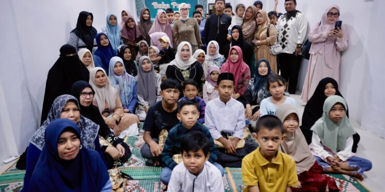Ketua TP PKK Aceh Marlina Muzakir Santuni Anak yatim bersama yayasan halimoen di sekretariat yayasan halimoen Al asyikKamis 1332025 Lampaseh kota KETIKKABARcom Ketua TP PKK Aceh Marlina Muzakir Santuni Anak yatim bersama yayasan halimoen di sekretariat yayasan halimoen Al asyikKamis 1332025 Lampaseh kota