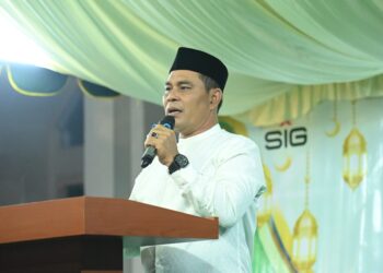 Bupati Aceh Besar, H Muharram Idris (Syech Muharram), menyampaikan sambutannya pada pembukaan MTQ ke-38 tingkat Kemukiman Lamlhom, di halaman Masjid Mujahidin Lamlhom, Kecamatan Lhoknga, Kabupaten Aceh Besar, Minggu (16/3/2025) malam. FOTO/ MC ACEH BESAR
