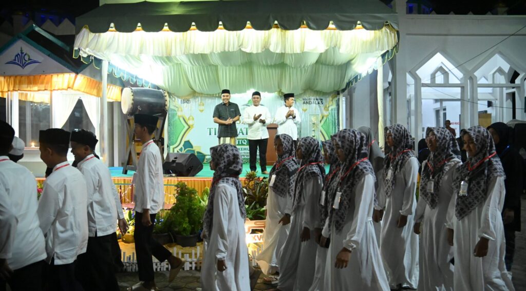 Bupati Aceh Besar H Muharram Idris Syech Muharram didampingi Ketua DPRK Aceh Besar Abdul Muchti Amd dan Camat Lhoknga Mukhtar Jacob SSos menyaksikan pawai kafilah perwakilan dari tujuh gampong di Kemukiman Lamlhom pada pembukaan MTQ ke38 tingkat Kemukiman Lamlhom di halaman Masjid Mujahidin Lamlhom Kecamatan Lhoknga Kabupaten Aceh Besar Minggu 1632025 malam FOTO MC ACEH BESAR KETIKKABARcom Bupati Aceh Besar H Muharram Idris Syech Muharram didampingi Ketua DPRK Aceh Besar Abdul Muchti Amd dan Camat Lhoknga Mukhtar Jacob SSos menyaksikan pawai kafilah perwakilan dari tujuh gampong di Kemukiman Lamlhom pada pembukaan MTQ ke 38 tingkat Kemukiman Lamlhom di halaman Masjid Mujahidin Lamlhom Kecamatan Lhoknga Kabupaten Aceh Besar Minggu 1632025 malam FOTO MC ACEH BESAR