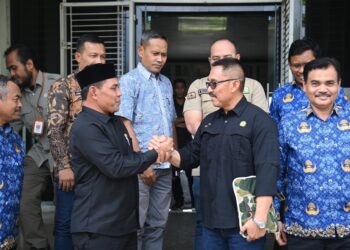 Bupati Aceh Besar Syech Muharram menerima kunjungan staf ahli Kementerian Pertanian RI Hendri Sasiawan, di Ruang Kerja Bupati di Gedung Dekranasda Aceh Besar, Gampong Gani, Kecamatan Ingin Jaya, Aceh Besar, Senin (17/03/2025). FOTO/MC ACEH BESAR