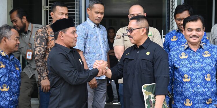 Bupati Aceh Besar Syech Muharram menerima kunjungan staf ahli Kementerian Pertanian RI Hendri Sasiawan di Ruang Kerja Bupati di Gedung Dekranasda Aceh Besar Gampong Gani Kecamatan Ingin Jaya Aceh Besar Senin 17032025 FOTOMC ACEH BESAR