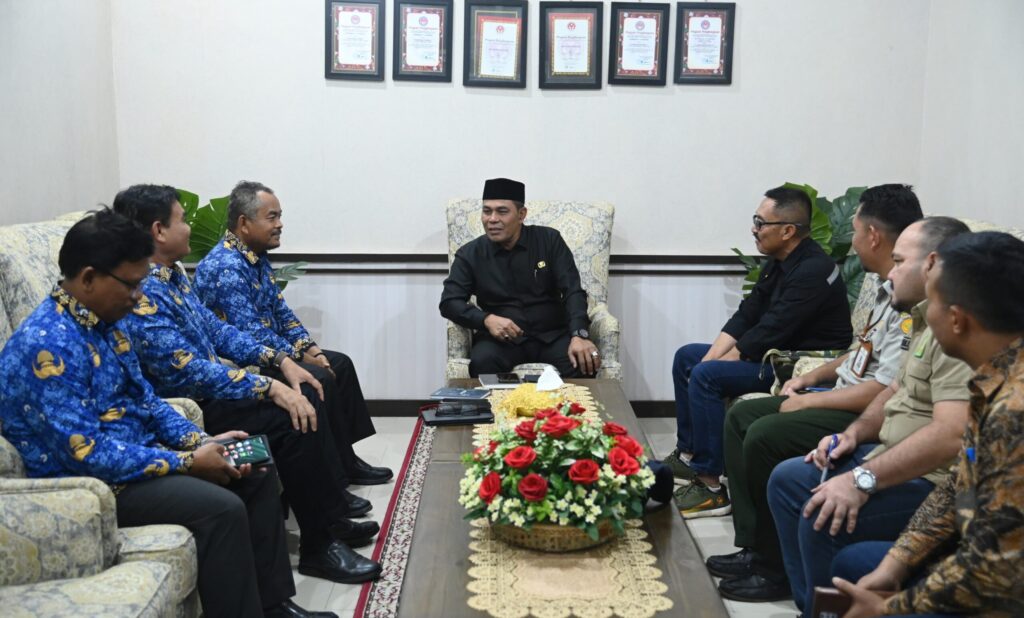 Bupati Aceh Besar Syech Muharram menerima kunjungan staf ahli Kementerian Pertanian RI Hendri Sasiawan di Ruang Kerja Bupati di Gedung Dekranasda Aceh Besar Gampong Gani Kecamatan Ingin Jaya Aceh Besar Senin 17032025 FOTOMC ACEH BESAR