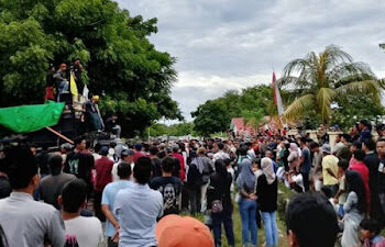 Tuntut Keadilan Kasus Kematian ASN Dituduh Mencuri, Massa Kembali Geruduk Polsek Kayangan