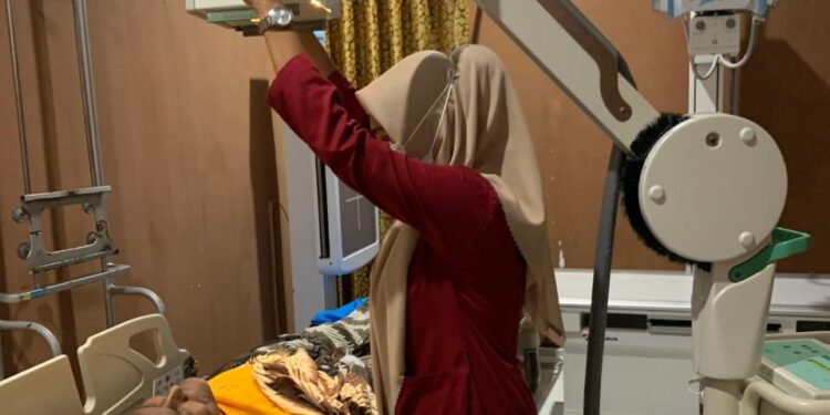 Petugas kesehatan melakukan pemeriksaan terhadap pasien di RSUD Aceh Besar Indrapuri Aceh Besar Jumat 2832025 FOTO DOK MC ACEH BESAR KETIKKABARcom RSUD Aceh Besar Siap Layani Pasien Selama Libur Panjang Idulfitri 1446 H
