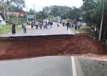 Jalan utama yang menghubungkan Sumatera Barat (Sumbar) dengan Jambi terputus di Kecamatan Jujuhan, Kabupaten Bungo, Jambi pada Minggu (2/3/2025).