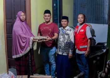 Ketua Palang Merah Indonesia (PMI) Kota Banda Aceh, Ahmad Haeqal Asri, bersama tim relawan PMI menyerahkan bantuan kepada korban kebakaran di Dusun Sibayak, Gampong Seutui, Kecamatan Baiturrahman, Banda Aceh, Sabtu (1/3/2025).