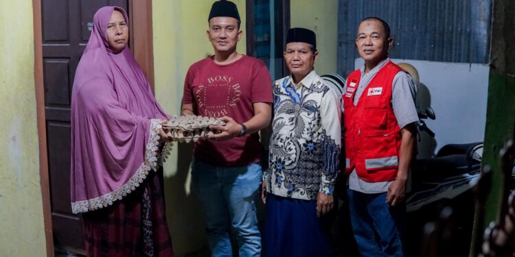 Ketua Palang Merah Indonesia PMI Kota Banda Aceh Ahmad Haeqal Asri bersama tim relawan PMI menyerahkan bantuan kepada korban kebakaran di Dusun Sibayak Gampong Seutui Kecamatan Baiturrahman Banda Aceh Sabtu 132025 KETIKKABARcom Ketua Palang Merah Indonesia PMI Kota Banda Aceh Ahmad Haeqal Asri bersama tim relawan PMI menyerahkan bantuan kepada korban kebakaran di Dusun Sibayak Gampong Seutui Kecamatan Baiturrahman Banda Aceh Sabtu 132025