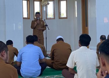 Wakil Bupati Aceh Besar Drs H Syukri memberikan Kuliah Tujuh Menit (Kultum) usai shalat Dhuhur di Mushalla Ar-Rahman, komplek Kantor Bupati Aceh Besar, Kotq Jantho, Senin (3/3/2025)