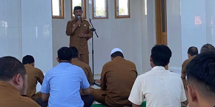 Wakil Bupati Aceh Besar Drs H Syukri memberikan Kuliah Tujuh Menit Kultum usai shalat Dhuhur di Mushalla Ar Rahman komplek Kantor Bupati Aceh Besar Kotq Jantho Senin 332025