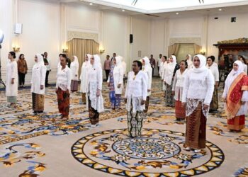 Marlina Usman istri Gubernur Aceh, saat dilantik sebagai Ketua Dewan Kerajinan Nasional Daerah (Dekranasda) Aceh periode 2025-2030, oleh Ketua Umum Dekranas Selvi Gibran Rakabuming, di Istana Wakil Presiden, Jakarta Pusat, Senin, 3 Maret 2025. [FOTO/Humas BPPA]