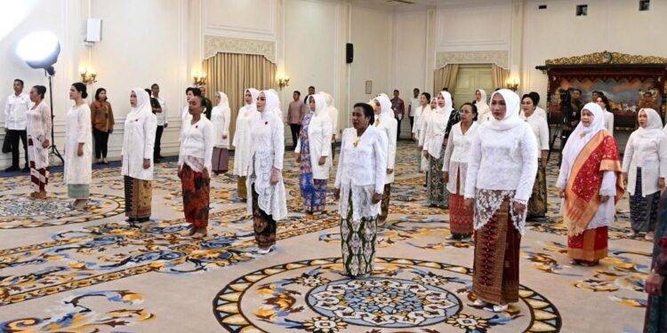 Marlina Usman istri Gubernur Aceh saat dilantik sebagai Ketua Dewan Kerajinan Nasional Daerah Dekranasda Aceh periode 20252030 oleh Ketua Umum Dekranas Selvi Gibran Rakabuming di Istana Wakil Presiden Jakarta Pusat Senin 3 Maret 2025 FOTOHumas BPPA KETIKKABARcom Marlina Usman istri Gubernur Aceh saat dilantik sebagai Ketua Dewan Kerajinan Nasional Daerah Dekranasda Aceh periode 2025 2030 oleh Ketua Umum Dekranas Selvi Gibran Rakabuming di Istana Wakil Presiden Jakarta Pusat Senin 3 Maret 2025 FOTOHumas BPPA
