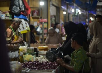 Seorang pembeli menawar harga bawang kepada penjual di Pasar Ketapang, Kecamatan Darul Imarah, Aceh Besar, Selasa (4/2/2025). FOTO/MC ACEH BESAR