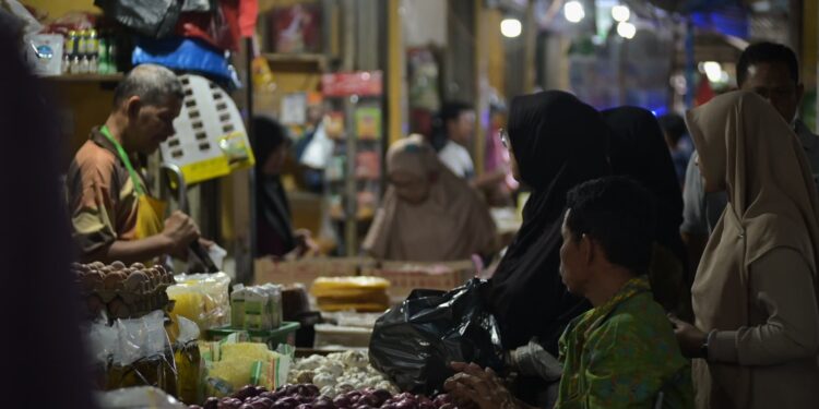 Seorang pembeli menawar harga bawang kepada penjual di Pasar Ketapang Kecamatan Darul Imarah Aceh Besar Selasa 422025 FOTOMC ACEH BESAR KETIKKABARcom Seorang pembeli menawar harga bawang kepada penjual di Pasar Ketapang Kecamatan Darul Imarah Aceh Besar Selasa 422025 FOTOMC ACEH BESAR