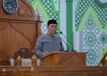 Bupati Aceh Besar, H. Muharram Idris (Syech Muharram), menyampaikan sambutannya dalam Safari Ramadhan perdana tahun 1446 H yang digelar Pemkab Aceh Besar, di Masjid Agung Al-Munawwarah, Kota Jantho, Aceh Besar, Senin (5/3/2025). FOTO/ PROKOPIM PEMKAB ACEH BESAR