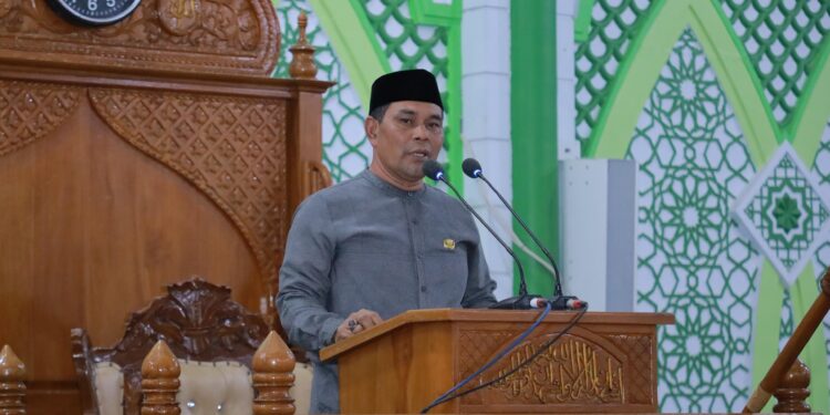 Bupati Aceh Besar H Muharram Idris Syech Muharram menyampaikan sambutannya dalam Safari Ramadhan perdana tahun 1446 H yang digelar Pemkab Aceh Besar di Masjid Agung AlMunawwarah Kota Jantho Aceh Besar Senin 532025 FOTO PROKOPIM PEMKAB ACEH BESAR KETIKKABARcom Bupati Aceh Besar H Muharram Idris Syech Muharram menyampaikan sambutannya dalam Safari Ramadhan perdana tahun 1446 H yang digelar Pemkab Aceh Besar di Masjid Agung Al Munawwarah Kota Jantho Aceh Besar Senin 532025 FOTO PROKOPIM PEMKAB ACEH BESAR