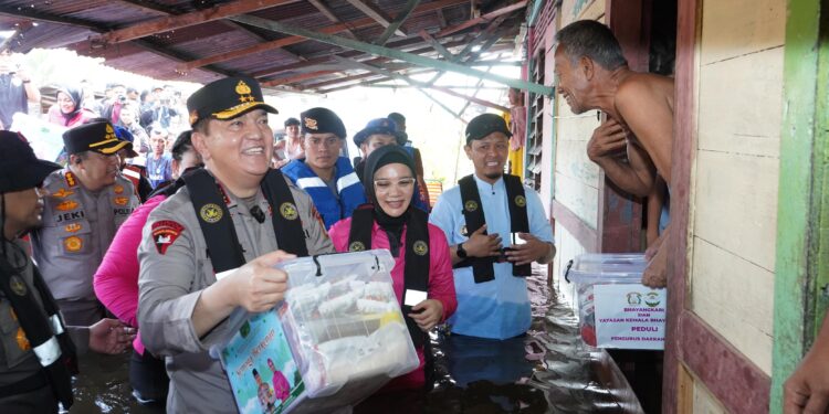 Kapolda Riau Irjen Mohammad Iqbal didampingi Ketua Bhayangkari Daerah Riau Ny Nindya Iqbal memberikan bantuan sembako kepada warga yang terdampak banjir di Jalan Yos Sudarso Rumbai Kota Pekanbaru pada Jumat 732025 KETIKKABARcom Kapolda Riau Irjen Mohammad Iqbal didampingi Ketua Bhayangkari Daerah Riau Ny Nindya Iqbal memberikan bantuan sembako kepada warga yang terdampak banjir di Jalan Yos Sudarso Rumbai Kota Pekanbaru pada Jumat 732025