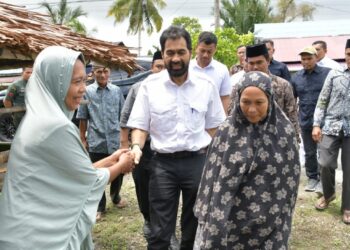 Gubernur Aceh, Muzakir Manaf Bersama Bupati Simeulue, Mohammad Nasrun memverifikasi langsung penerima Rumah Layak Huni kepada Bapak Rafidin digampong Simpang Abail, Teupah Tengah, Kabupaten Simeulue, Sabtu, 08)03/2025.