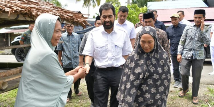 Gubernur Aceh Muzakir Manaf Bersama Bupati Simeulue Mohammad Nasrun memverifikasi langsung penerima Rumah Layak Huni kepada Bapak Rafidin digampong Simpang Abail Teupah Tengah Kabupaten Simeulue Sabtu 08032025 KETIKKABARcom Gubernur Aceh Muzakir Manaf Bersama Bupati Simeulue Mohammad Nasrun memverifikasi langsung penerima Rumah Layak Huni kepada Bapak Rafidin digampong Simpang Abail Teupah Tengah Kabupaten Simeulue Sabtu 08032025