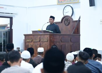 Bupati Aceh Besar, H. Muharram Idris yang akrab disapa Syech Muharram, menyampaikan sambutannya, pada Safari Ramadhan tahun 1446 H di Masjid Mujahidin, Kemukiman Lamlhom, Kecamatan Lhoknga, Kabupaten Aceh Besar, Sabtu (8/3/2025) malam. FOTO/ MC ACEH BESAR
