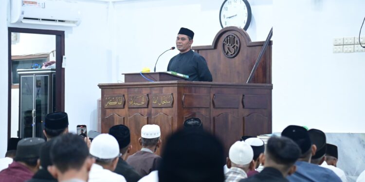 Bupati Aceh Besar H Muharram Idris yang akrab disapa Syech Muharram menyampaikan sambutannya pada Safari Ramadhan tahun 1446 H di Masjid Mujahidin Kemukiman Lamlhom Kecamatan Lhoknga Kabupaten Aceh Besar Sabtu 832025 malam FOTO MC ACEH BESAR