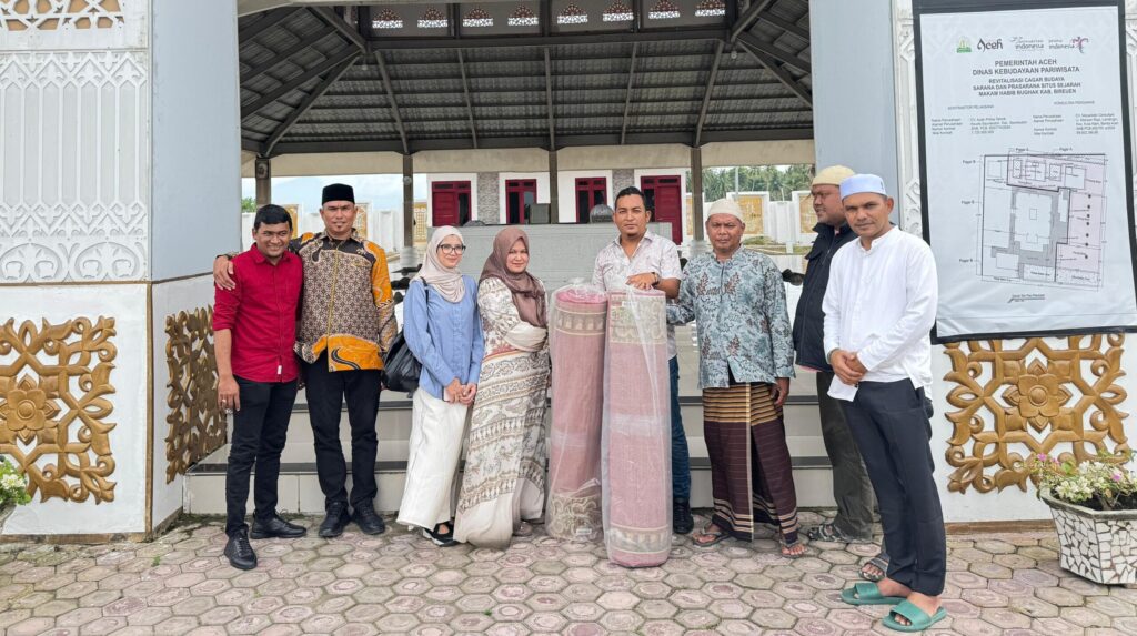 Istri Wakil Gubernur Aceh Mukarramah yang juga menjabat sebagai staf ahli TP PKK Aceh mengunjungi serta menyerahkan bantuan ke makam Habib Bugak Aceh Kab Bireuen minggu 932025 KETIKKABARcom Istri Wakil Gubernur Aceh Mukarramah yang juga menjabat sebagai staf ahli TP PKK Aceh mengunjungi serta menyerahkan bantuan ke makam Habib Bugak Aceh Kab Bireuen minggu 932025