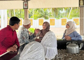 Istri Wakil Gubernur Aceh Mukarramah, yang juga menjabat sebagai staf ahli TP PKK Aceh, mengunjungi serta menyerahkan bantuan ke makam Habib Bugak Aceh, Kab. Bireuen, minggu (9/3/2025)