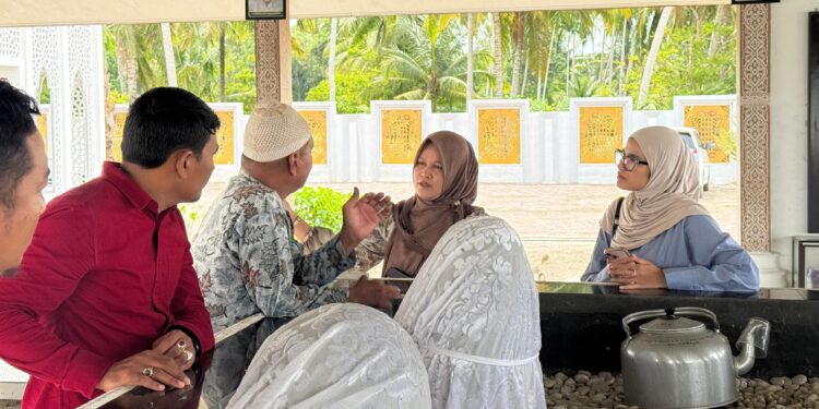 Istri Wakil Gubernur Aceh Mukarramah yang juga menjabat sebagai staf ahli TP PKK Aceh mengunjungi serta menyerahkan bantuan ke makam Habib Bugak Aceh Kab Bireuen minggu 932025 KETIKKABARcom Istri Wakil Gubernur Aceh Mukarramah yang juga menjabat sebagai staf ahli TP PKK Aceh mengunjungi serta menyerahkan bantuan ke makam Habib Bugak Aceh Kab Bireuen minggu 932025