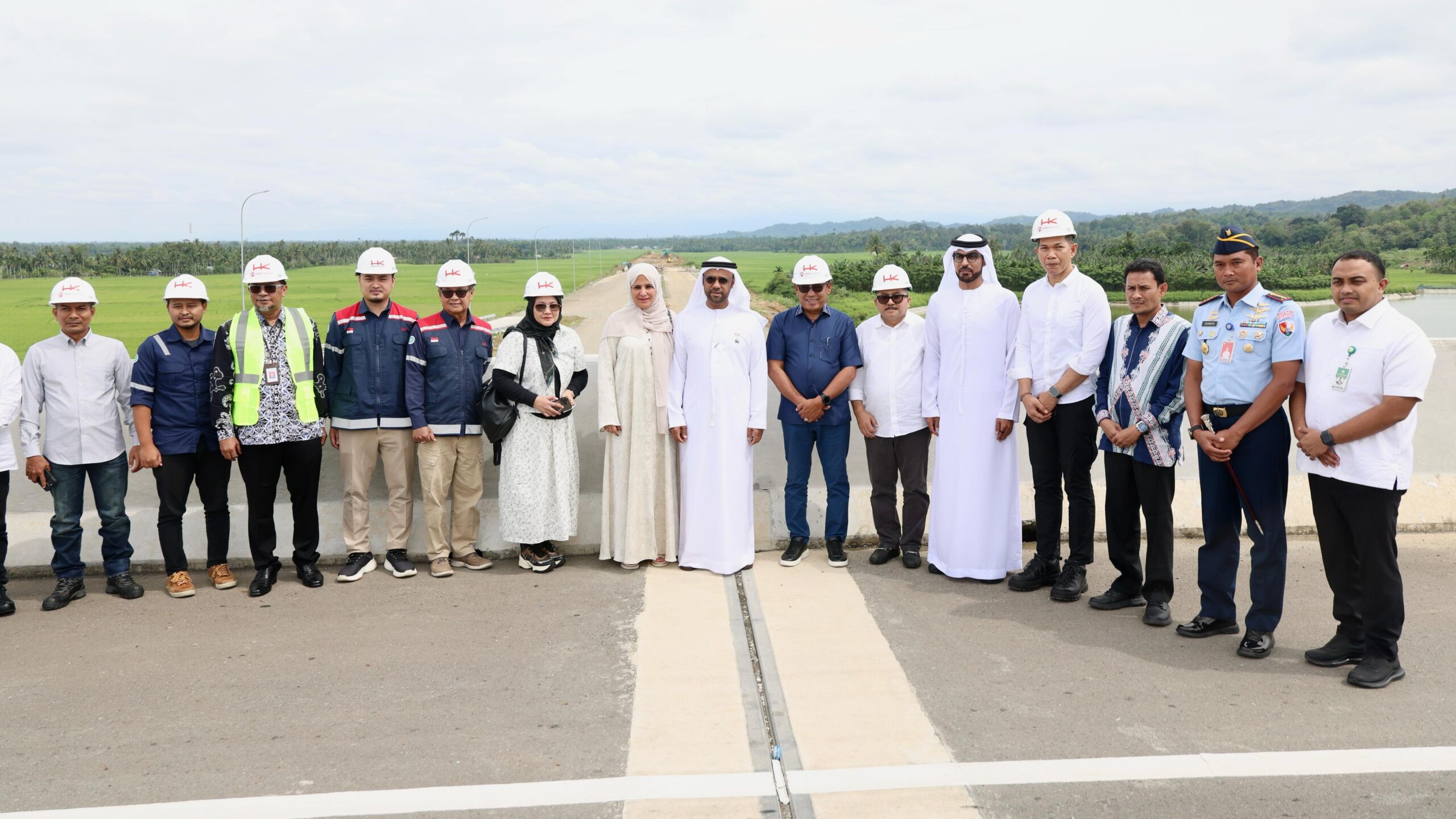 Plt Sekda Aceh Drs Alhudri MM bersama Duta Besar Uni Emirat Arab UEA Untuk Republik Indonesia HEAbdulla Salem Al Dhaheri dan rombongan meninjau ruas Tol Sigli Banda Aceh seksi Padang Tiji Seulimum Minggu 932025 KETIKKABARcom Plt Sekda Aceh Drs Alhudri MM bersama Duta Besar Uni Emirat Arab UEA Untuk Republik Indonesia HEAbdulla Salem Al Dhaheri dan rombongan meninjau ruas Tol Sigli Banda Aceh seksi Padang Tiji Seulimum Minggu 932025