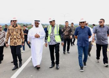 Plt Sekda Aceh, Drs. Alhudri, M.M, bersama Duta Besar Uni Emirat Arab (UEA) Untuk Republik Indonesia, H.E.Abdulla Salem Al Dhaheri, dan rombongan. meninjau ruas Tol Sigli - Banda Aceh seksi Padang Tiji- Seulimum, Minggu, 9/3/2025
