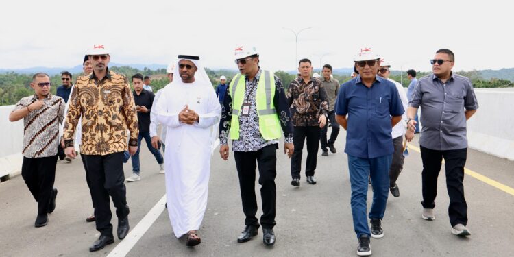 Plt Sekda Aceh Drs Alhudri MM bersama Duta Besar Uni Emirat Arab UEA Untuk Republik Indonesia HEAbdulla Salem Al Dhaheri dan rombongan meninjau ruas Tol Sigli Banda Aceh seksi Padang Tiji Seulimum Minggu 932025 KETIKKABARcom Plt Sekda Aceh Drs Alhudri MM bersama Duta Besar Uni Emirat Arab UEA Untuk Republik Indonesia HEAbdulla Salem Al Dhaheri dan rombongan meninjau ruas Tol Sigli Banda Aceh seksi Padang Tiji Seulimum Minggu 932025