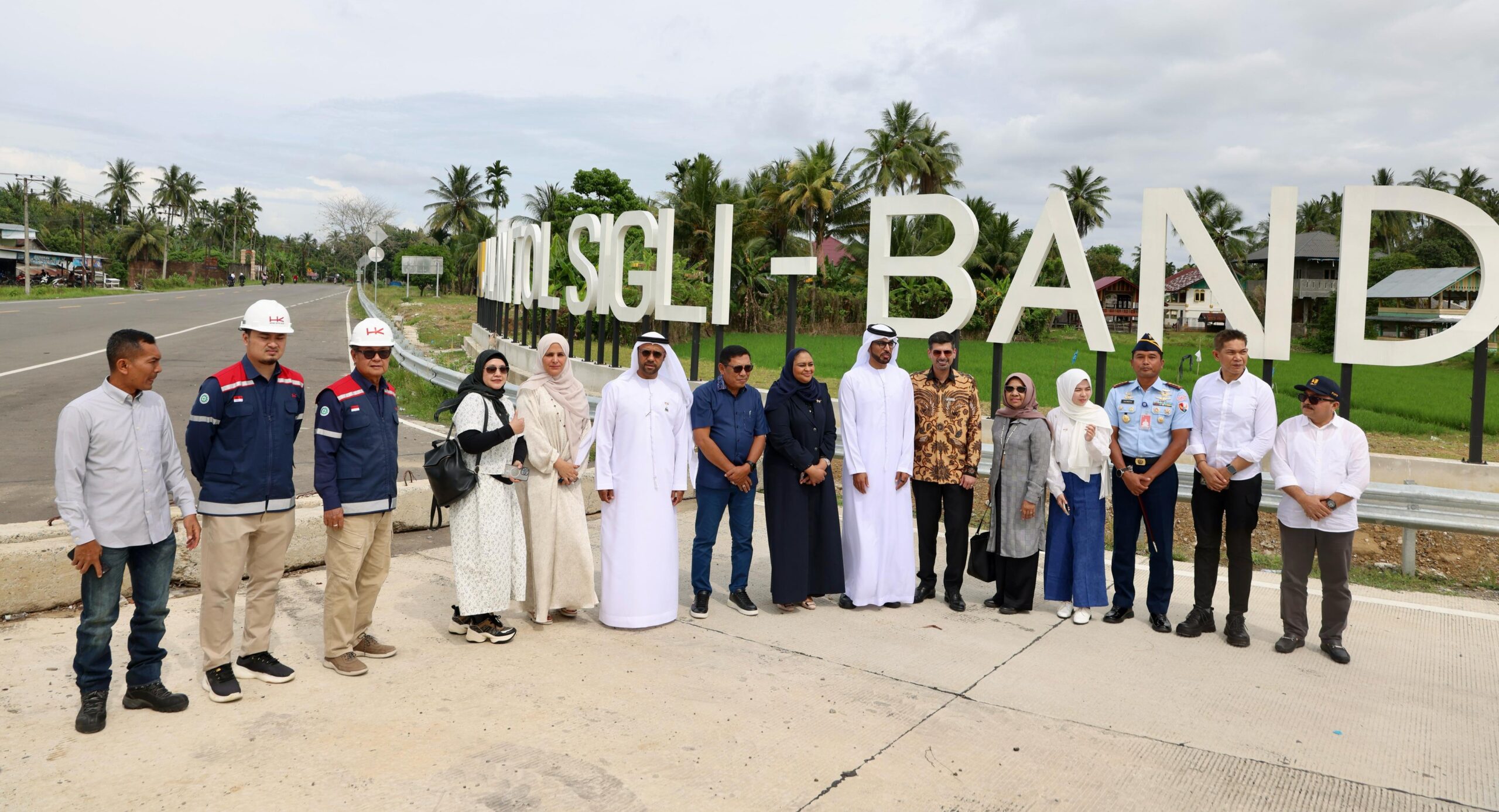 Plt Sekda Aceh Drs Alhudri MM bersama Duta Besar Uni Emirat Arab UEA Untuk Republik Indonesia HEAbdulla Salem Al Dhaheri dan rombongan meninjau ruas Tol Sigli Banda Aceh seksi Padang Tiji Seulimum Minggu 932025 KETIKKABARcom Plt Sekda Aceh Drs Alhudri MM bersama Duta Besar Uni Emirat Arab UEA Untuk Republik Indonesia HEAbdulla Salem Al Dhaheri dan rombongan meninjau ruas Tol Sigli Banda Aceh seksi Padang Tiji Seulimum Minggu 932025