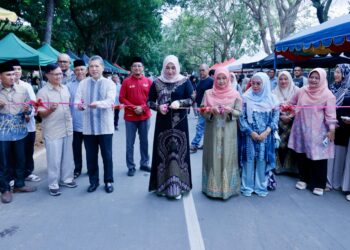 Ketua TP- PKK Aceh Marlina Muzakir bersama Rektor USK Marwan membuka Expo Kansis (EXSIS) Ramadhan 2025, minggu 9/3/2025.