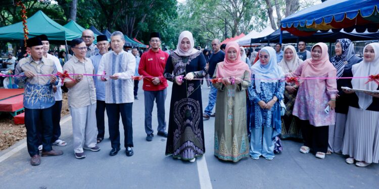 Ketua TP PKK Aceh Marlina Muzakir bersama Rektor USK Marwan membuka Expo Kansis EXSIS Ramadhan 2025 minggu 932025