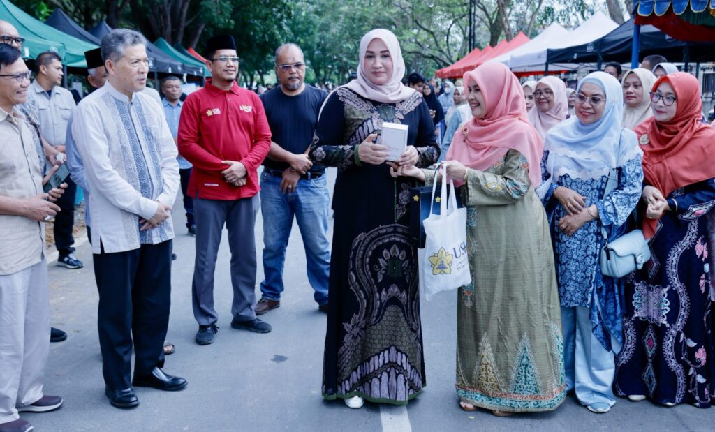 Ketua TP PKK Aceh Marlina Muzakir bersama Rektor USK Marwan membuka Expo Kansis EXSISRamadhan 2025 minggu 932025