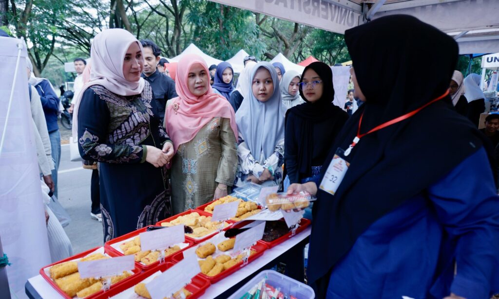 Ketua TP PKK Aceh Marlina Muzakir bersama Rektor USK Marwan membuka Expo Kansis EXSISRamadhan 2025 minggu 932025