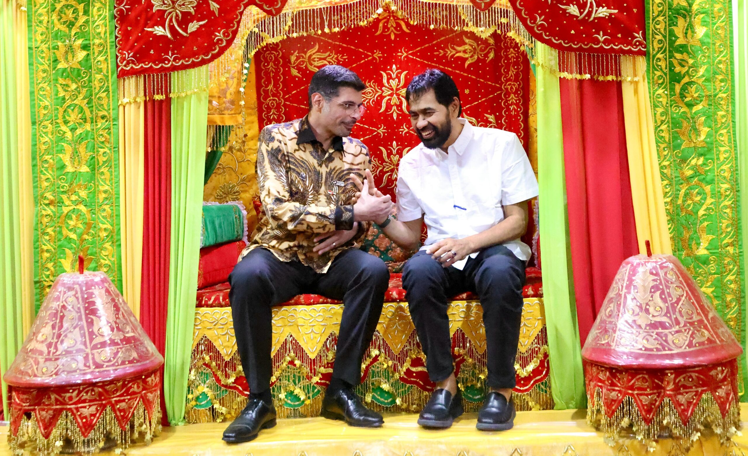 Gubernur Aceh Muzakir Manaf didampingi Plt Sekda Aceh Drs Alhudri MM menerima kunjungan Duta Besar Uni Emirat Arab UEA Untuk Republik Indonesia HEAbdulla Salem Al Dhaheri Direktur Mubadala Energy Indonesia Abdulla Bu Ali dan rombongan di Pendopo Gubernur Aceh Minggu 932025 KETIKKABARcom Gubernur Aceh Muzakir Manaf didampingi Plt Sekda Aceh Drs Alhudri MM menerima kunjungan Duta Besar Uni Emirat Arab UEA Untuk Republik Indonesia HEAbdulla Salem Al Dhaheri Direktur Mubadala Energy Indonesia Abdulla Bu Ali dan rombongan di Pendopo Gubernur Aceh Minggu 932025