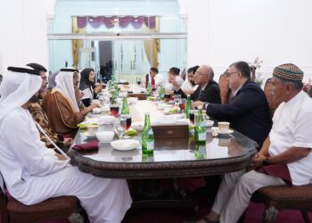 Wali Nanggroe Aceh Paduka Yang Mulia Tgk. Malik Mahmud Al Haythar menerima kunjungan Duta Besar Uni Emirat Arab (UEA) untuk Indonesia, H.E. Abdulla Salem Al Dhaheri, dan Presiden Direktur Mubadala Energy, Abdulla Bu Ali, dan Gubernur Aceh H. Muzakir Manaf, di Meuligoe Wali Nanggroe, Minggu 9 Maret 2025.
