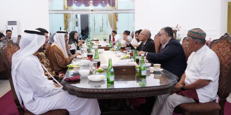 Wali Nanggroe Aceh Paduka Yang Mulia Tgk Malik Mahmud Al Haythar menerima kunjungan Duta Besar Uni Emirat Arab UEA untuk Indonesia HE Abdulla Salem Al Dhaheri dan Presiden Direktur Mubadala Energy Abdulla Bu Ali dan Gubernur Aceh H Muzakir Manaf di Meuligoe Wali Nanggroe Minggu 9 Maret 2025 KETIKKABARcom Wali Nanggroe Aceh Paduka Yang Mulia Tgk Malik Mahmud Al Haythar menerima kunjungan Duta Besar Uni Emirat Arab UEA untuk Indonesia HE Abdulla Salem Al Dhaheri dan Presiden Direktur Mubadala Energy Abdulla Bu Ali dan Gubernur Aceh H Muzakir Manaf di Meuligoe Wali Nanggroe Minggu 9 Maret 2025
