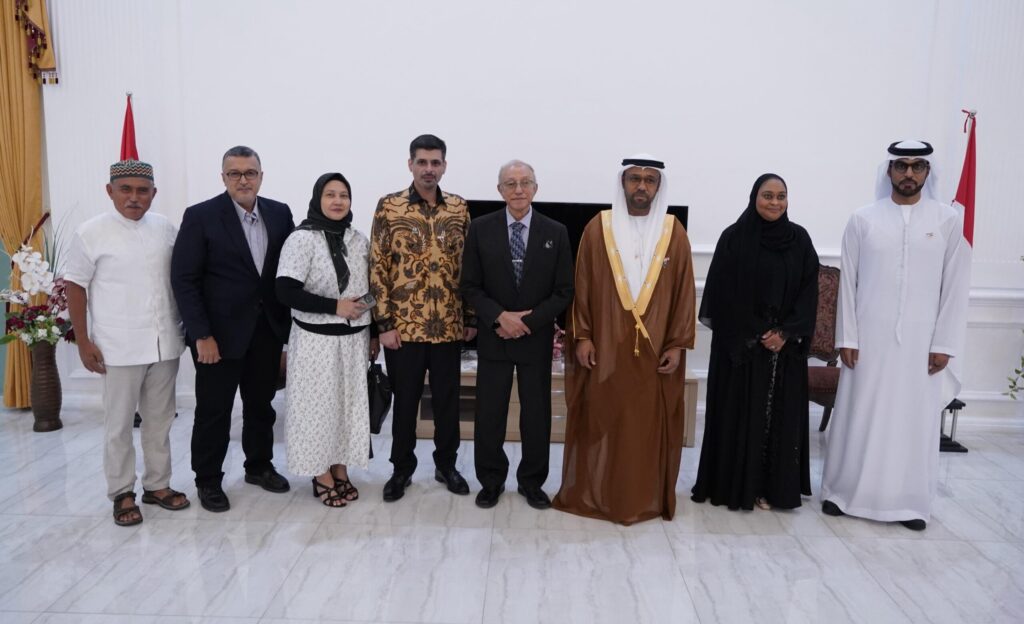 Wali Nanggroe Aceh Paduka Yang Mulia Tgk Malik Mahmud Al Haythar menerima kunjungan Duta Besar Uni Emirat Arab UEA untuk Indonesia HE Abdulla Salem Al Dhaheri dan Presiden Direktur Mubadala Energy Abdulla Bu Ali dan Gubernur Aceh H Muzakir Manaf di Meuligoe Wali Nanggroe Minggu 9 Maret 2025 KETIKKABARcom Wali Nanggroe Aceh Paduka Yang Mulia Tgk Malik Mahmud Al Haythar menerima kunjungan Duta Besar Uni Emirat Arab UEA untuk Indonesia HE Abdulla Salem Al Dhaheri dan Presiden Direktur Mubadala Energy Abdulla Bu Ali dan Gubernur Aceh H Muzakir Manaf di Meuligoe Wali Nanggroe Minggu 9 Maret 2025