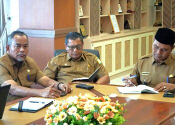 Bupati Aceh Besar Muharram Idris didampingi Wakil Bupati Drs Syukri, Plt Sekda Bahrul Jamil S.Sos M.Si serta para Asisten Sekdakab Aceh Besar mendengarkan paparan program kerja OPD Tahun 2025 di ruang Kerja Bupati Aceh Besar, Kota Jantho, Selasa (11/03/2025).FOTO/ MC ACEH BESAR