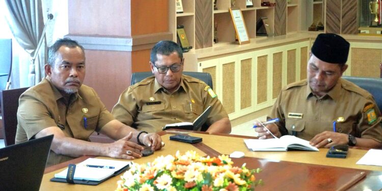 Bupati Aceh Besar Muharram Idris didampingi Wakil Bupati Drs Syukri Plt Sekda Bahrul Jamil SSos MSi serta para Asisten Sekdakab Aceh Besar mendengarkan paparan program kerja OPD Tahun 2025 di ruang Kerja Bupati Aceh Besar Kota Jantho Selasa 11032025FOTO MC ACEH BESAR