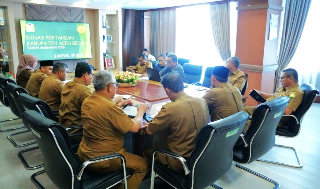 Kepala Dinas Pertanian Jakfar SP MSi memaparkan program kerja Tahun 2025 di ruang Kerja Bupati Aceh Besar Kota Jantho Selasa 11032025FOTO MC ACEH BESAR