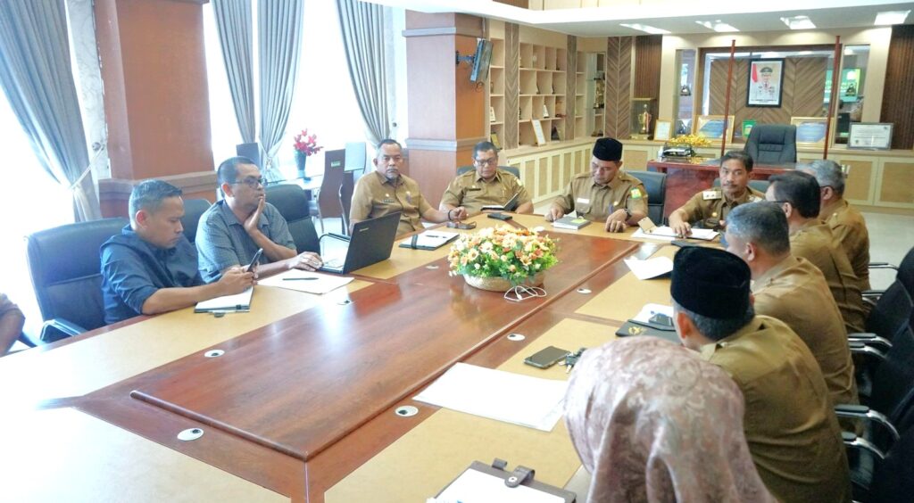Bupati Aceh Besar Muharram Idris didampingi Wakil Bupati Drs Syukri Plt Sekda Bahrul Jamil SSos MSi serta para Asisten Sekdakab Aceh Besar mendengarkan paparan program kerja OPD Tahun 2025 di ruang Kerja Bupati Aceh Besar Kota Jantho Selasa 11032025FOTO MC ACEH BESAR